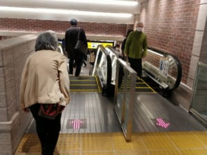 横浜駅西口地下街入口エスカレーター